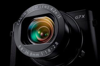 F1.8-2.8大光圈，24mm广角+4.2倍光学变焦镜头，5cm微距